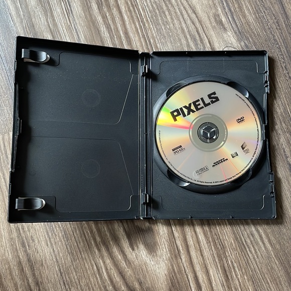 Pixels DVD - Picture 3 of 4
